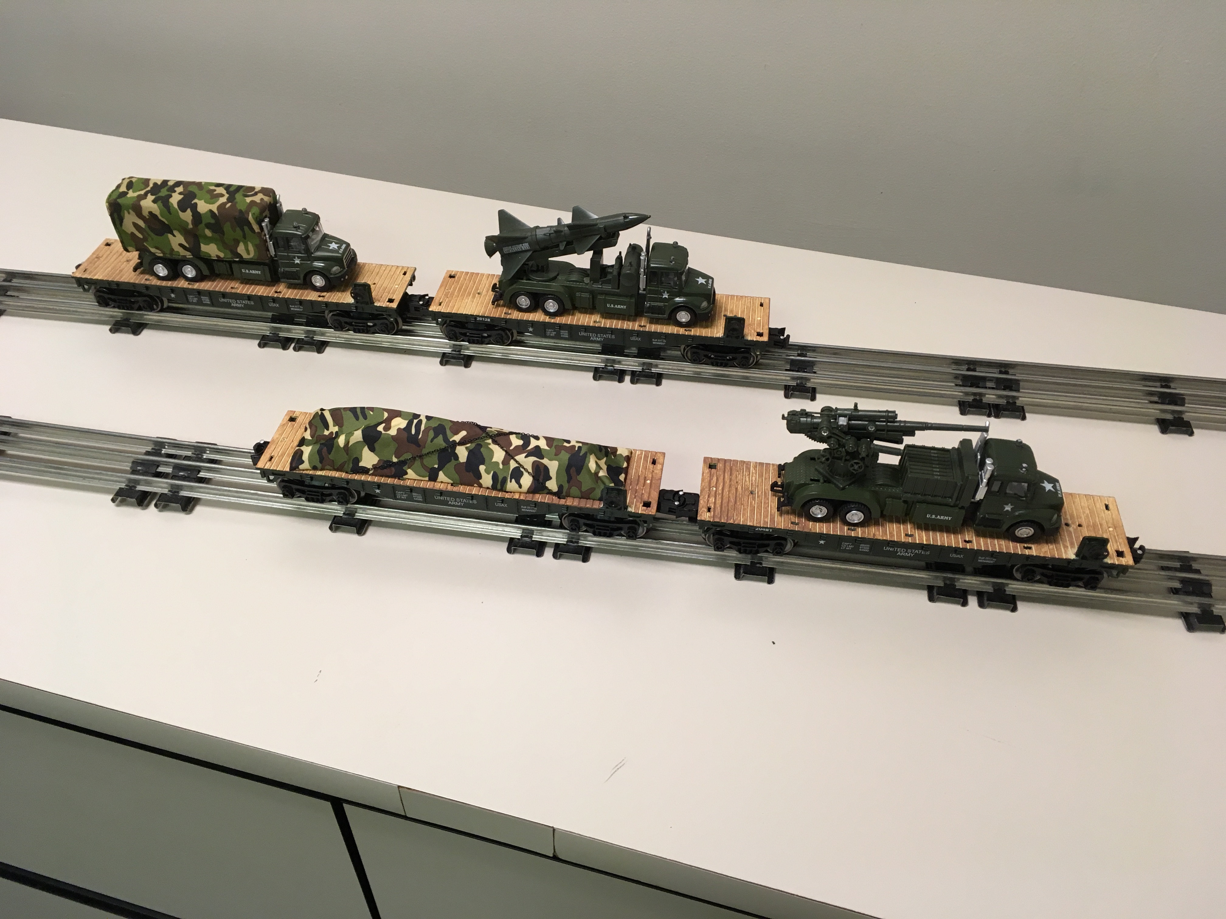 NO LOAD MENARDS O SCALE ARMY/MILITARY TRANSPORT LONG FLATCAR MAKE OFFERS