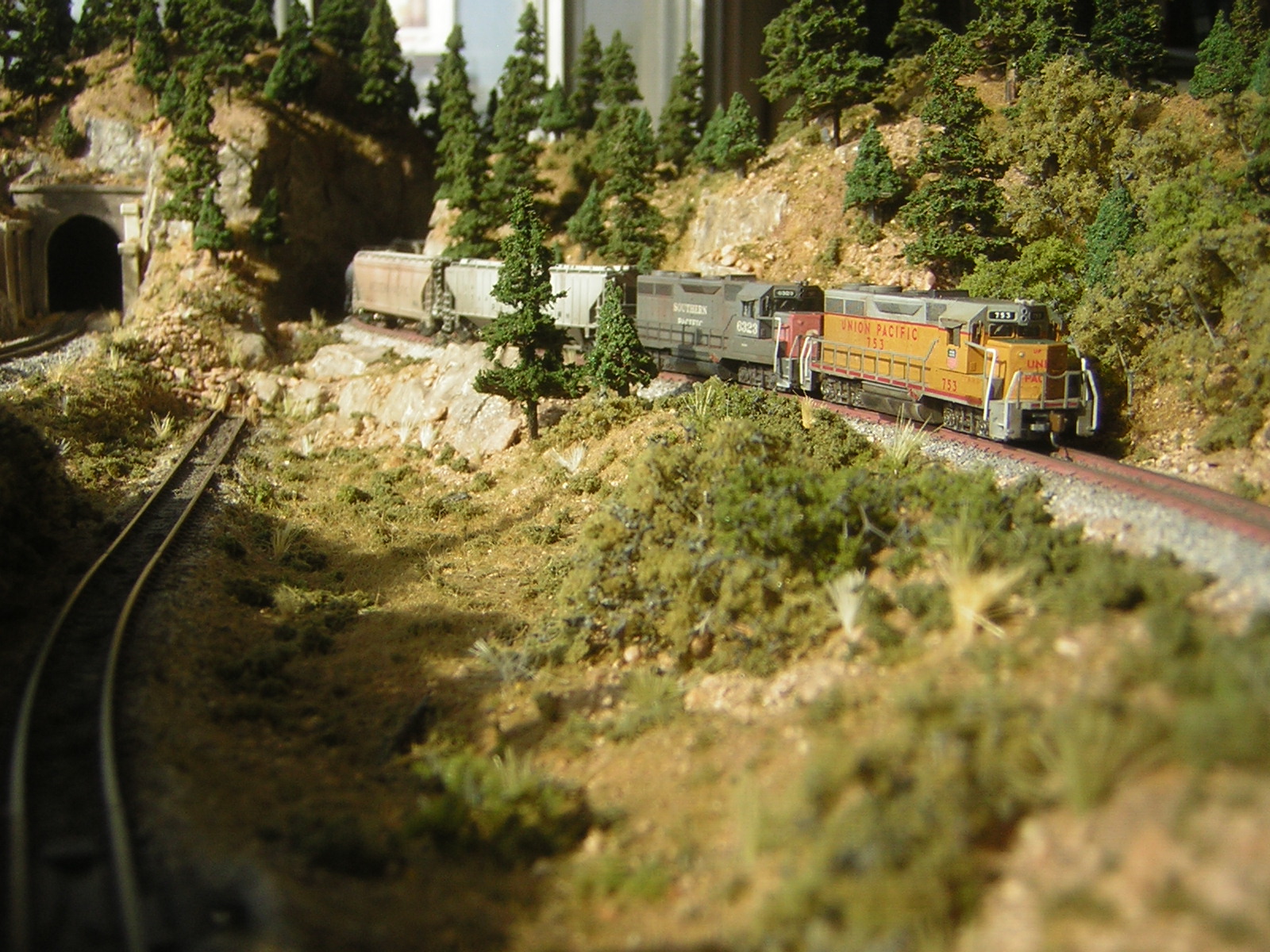 z scale model trains